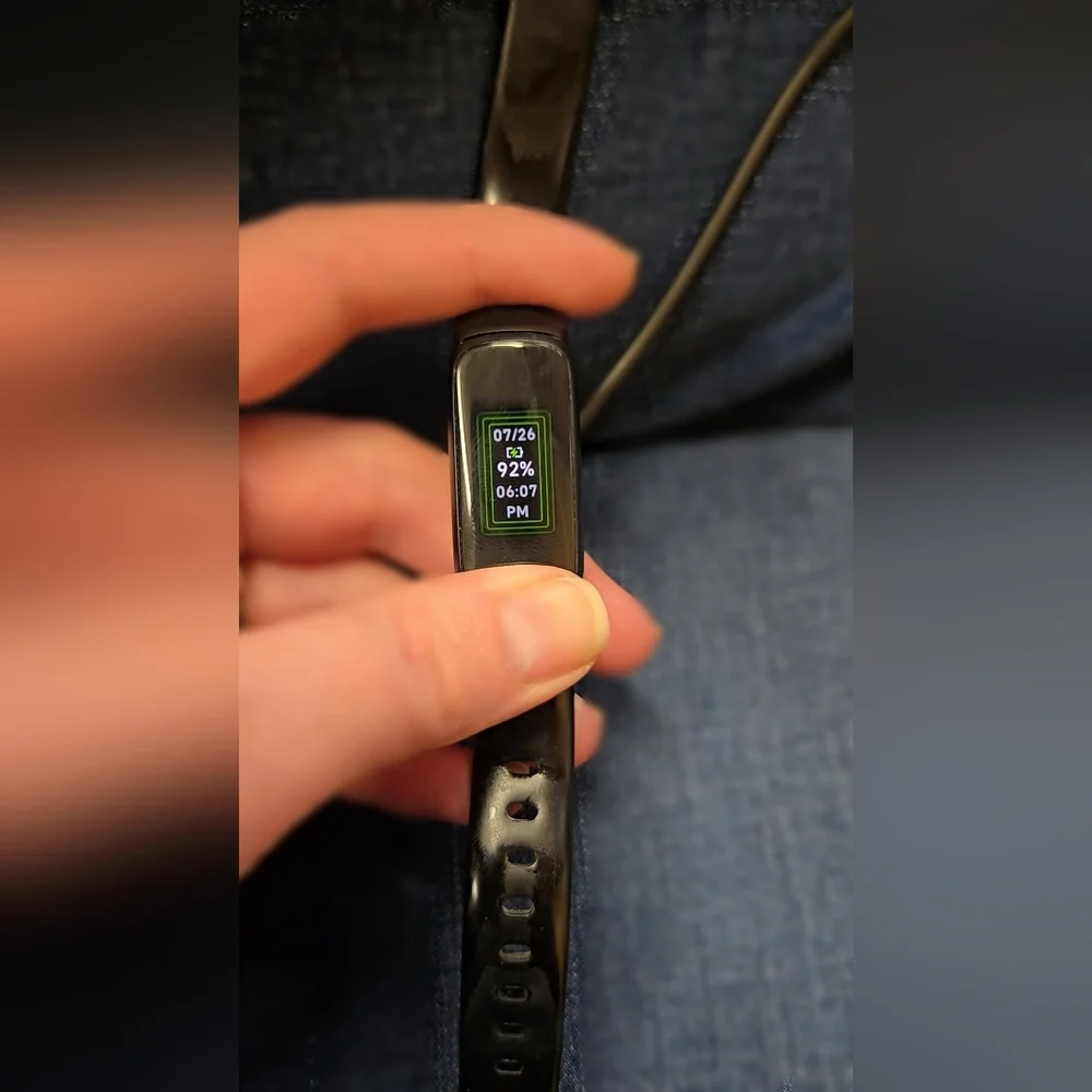 Fitbit Luxe Fitness Tracker ⌚️🏃‍♀️